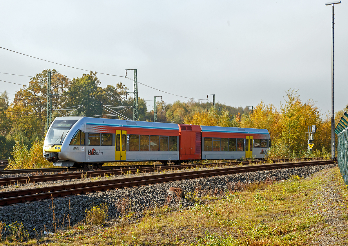 
Der HLB 127 bzw. VT 526 127 (95 80 0646 427-4 D-HEB / 95 80 0946 927-0 D-HEB / 95 80 0946 427-1 D-HEB) ein Stadler GTW 2/6 der HLB (Hessische Landesbahn GmbH) fährt am 15.10.2017, als RB 29  Unterwesterwaldbahn  (Limburg/Lahn - Montabaur - Siershahn), vom ICE-Bahnhof Montabaur weiter in Richtung Siershahn.