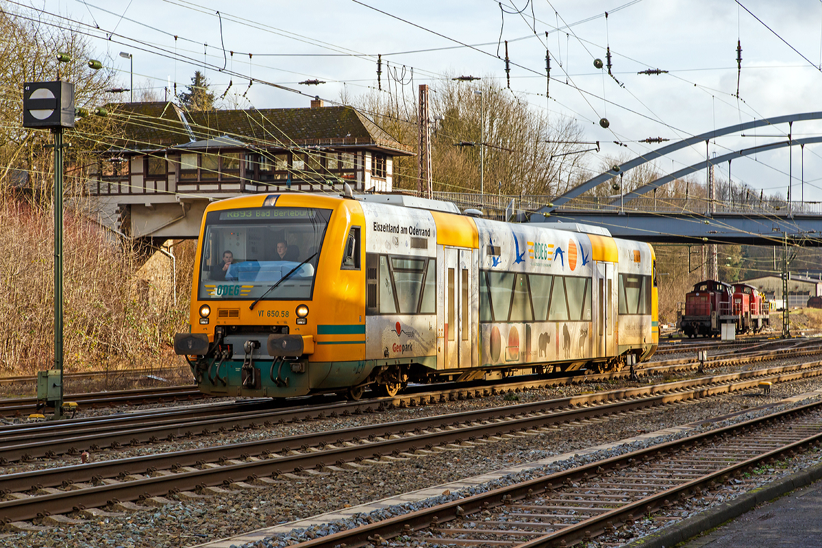 
Der von der HLB (Hessische Landesbahn) angemietete VT 650.58  Geopark Eiszeitland am Oderrand  (95 80 0650 058-0 D-ODEG) ein Stadler RegioShuttle RS 1 (BR 650) der Ostdeutsche Eisenbahn GmbH fährt am 17.01.2015 als DreiLänderBahn RB 93  Rothaarbahn  (Siegen Hbf - Kreuztal - Bad Berleburg), hier erreicht er gleich den Bahnhof Kreuztal. 