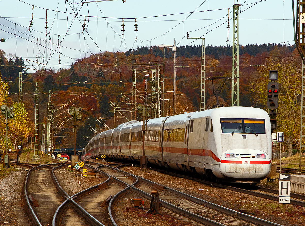 Der ICE 1 – Tz 163, geführt von dem Triebkopf 401 063-3 und am Zugschluss 401 563, fährt am 26.10.2021 von  Amstetten (Württ) nun die berühmte Geislinger Steige hinab. Am ICE sieht man auch nun gut den Gefälleknick.

Und links kommt in Gegenrichtung nun die ÖBB 1116 041 „Carmem & Christian“ mit einem Güterzug die Steige hinauf. Sie bekommt auf der Geislinger Steige Schubhilfe von einer DB 185er.
