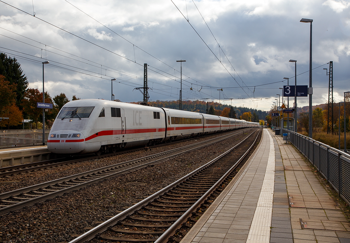 Der ICE 1 – Tz 163, geführt von dem Triebkopf 401 063-3 und am Zugschluss 401 563, fährt am 26.10.2021 durch den Bahnhof Amstetten (Württ) in Richtung Stuttgart. Gleich geht es die berühmte Geislinger Steige hinab.

Die ICE 1 sind die ersten in Serie gefertigten Hochgeschwindigkeitszüge in Deutschland und die erste von inzwischen sechs Bauarten von Intercity-Express-Triebzügen. Die seit 1991 im Fahrgastbetrieb mit bis zu 280 km/h eingesetzten Triebzüge werden planmäßig aus zwei Triebköpfen (Baureihe 401) und bis zu 14 Mittelwagen der Baureihen 801 bis 804 gebildet. Vereinzelt werden sie mit Triebköpfen des ICE 2 (Baureihe 402) kombiniert.

Das äußere Design der Züge ähnelt auf den ersten Blick stark dem der ICE 2. Leicht von anderen ICE-Baureihen zu unterscheiden sind die ICE-1-Triebzüge unter anderem durch den Buckel des Speisewagens, sein Dach ragt 45 cm über die weiteren Wagen hinaus.