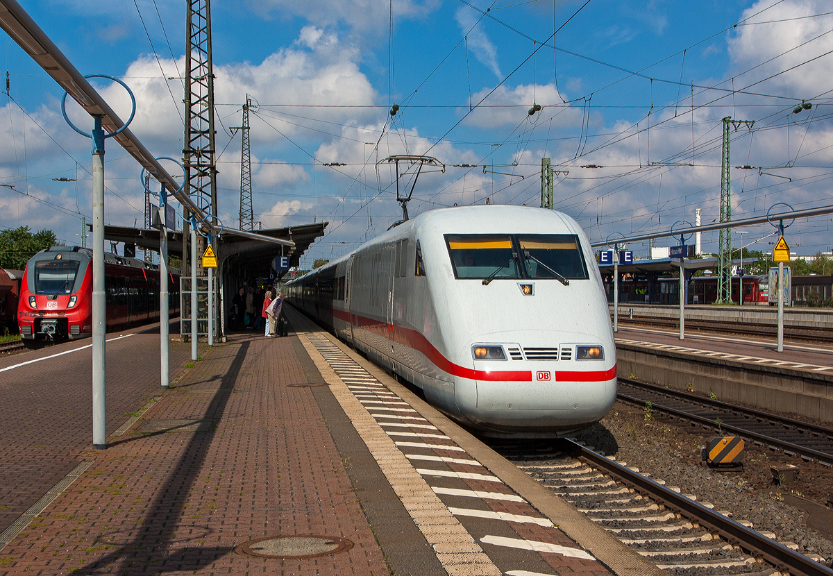 Der ICE 1 – Tz 186 „Chur“, gef�hrt von dem Triebkopf 401 086-4 (93 80 5401 086-4 D-DB) und am Zugschluss 401 586-3 (93 80 5401 586-3 D-DB), hat am 27.08.2014 den Hbf Hanau erreicht.

Der ICE hat die Zulassung f�r die Schweiz, seit 2021 ist er mit ETCS Baseline 3.4.0  (2006 bis 2021Baseline 2.2.2) ausgestattet. 

Am 2. Juni 1991 begann mit der Einf�hrung des Intercity-Express – ICE – das Hochgeschwindigkeitszeitalter in Deutschland. Der ICE wurde zum Inbegriff f�r hohe Geschwindigkeiten, kurze Reisezeiten, gr��tm�glichen Komfort und moderne Fahrzeugausstattung. In den folgenden Jahren entwickelte sich der ICE mit insgesamt fast 60 Z�gen auf vielen Verbindungen zum bevorzugten Verkehrsmittel. Der Grund: erhebliche Reisezeitverk�rzungen gegen�ber Auto und Flugzeug. Das Hightech-Symbol �berzeugt mit einer reichhaltigen Ausstattung an Komfortdetails wie z. B. Klimaanlage und Fu�bodenheizung.

Mit diesem Standard setzte der ICE von Anfang an Ma�st�be. Zwischen 2005 und 2008 erhielten die ICE 1-Z�ge ein Redesign. Dabei konnte durch den Einbau von schlankeren Sitzen die Sitzplatzkapazit�t um ca. zehn Prozent erh�ht werden. Zudem wurde die Zugbildung der einzelnen Triebz�ge vereinheitlicht. Die Fahrg�ste finden seit dem Redesign zudem das typische ICE-Design sowie auch Steckdosen am Platz und eine elektronische Sitzplatzanzeige vor. Ebenfalls weist dieser Zug ein ger�umiges Kleinkindabteil sowie neben zwei Rollstuhlstellpl�tzen einen Bedarfsrollstuhl-/ Kinderwagenstellplatz auf.

Seit dem Jahr 2020 erhalten die ICE 1-Z�ge eine weitere Modernisierung, bei welcher Technik- und Komfortma�nahmen umgesetzt werden. Neben einer verbesserten Fahrgastinformation durch zus�tzliche und vergr��erte Fahrgastdisplays erhalten die Z�ge mehr Platz f�r Gep�ck sowie ein umfassend aufgewertetes WC. Zudem wird das Kleinkindabteil mit bunten Teppichen und Kindermotiven ausgestattet und ein zus�tzlicher Hubtisch f�r Rollstuhlfahrer eingebaut, sodass der modernisierte Zug insgesamt drei Rollstuhlstellpl�tze besitzt.
Haupteinsatzgebiete der ICE 1-Flotte sind die nachfragestarken Nord-S�d-Korridore. Dank der ETCS-Nachr�stung k�nnen zudem die neuen Schnellfahrstrecken Halle/Leipzig–Erfurt und Erfurt–M�nchen befahren werden. 

Die modernisierten ICE 1 (2. Redesign) werden jedoch gek�rzt und bestehen nur noch aus 9 Mittelwagen und 2 Triebk�pfen (anstatt 12 Mittelwagen). Dadurch ergibt sich eine neue Zugl�nge von 279 m (statt 358 m) die Anzahl der Sitzpl�tze reduziert sich so von 703 auf nun 503.

Der hier zu sehende Tz 186 „Chur“ wurde 2021 so modernisiert.
