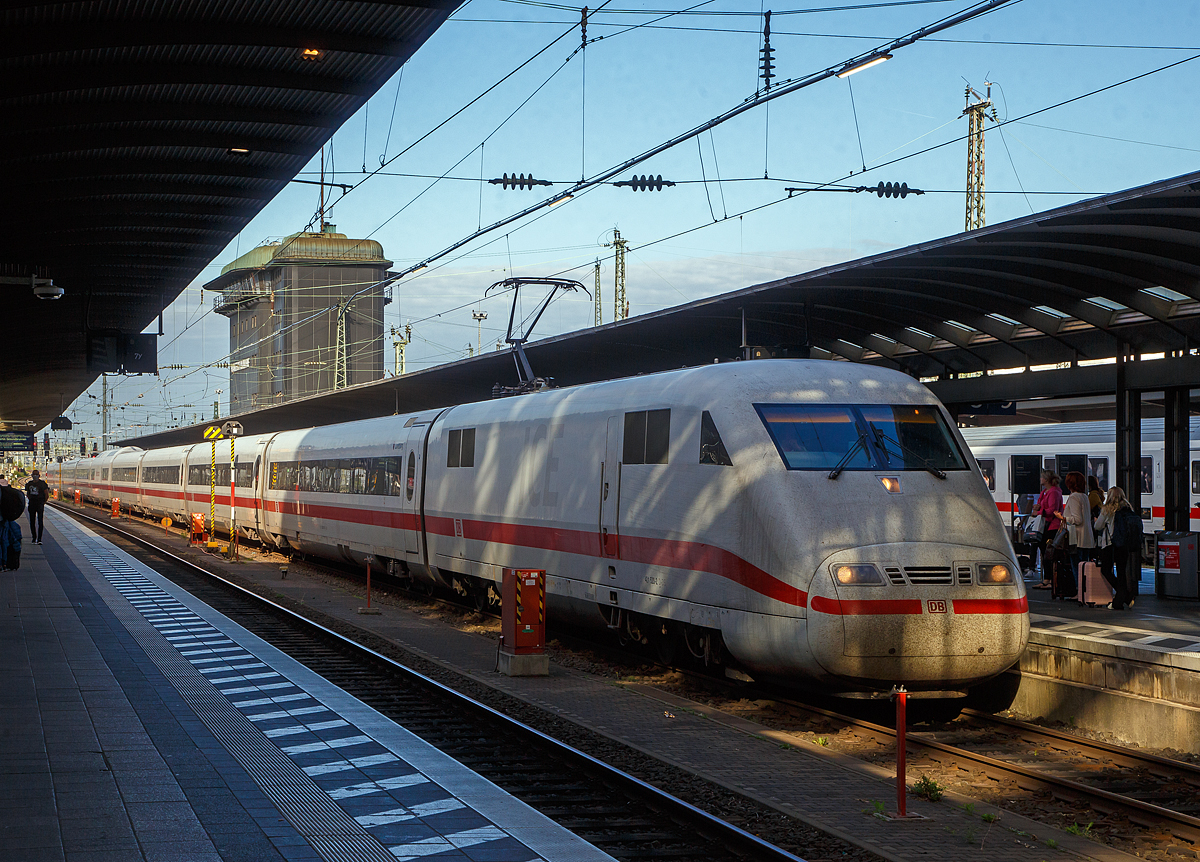 Der ICE 1 – Tz 120  „L�neburg“, gef�hrt von dem Triebkopf 401 520-2 (93 80 5401 520-2D-DB), f�hrt am 11.06.2022 in den Hauptbahnhof Frankfurt am Main ein. F�hrer war der dem Tz der Triebkopf 401 020 zugeordnet, dieser brannte jedoch im November 2001 im Hauptbahnhof Offenbach aus und musste ausgemustert werden. Der Triebkopf diente fortan als Ersatzteilspender, die �berreste wurden im M�rz 2022 zerlegt.
