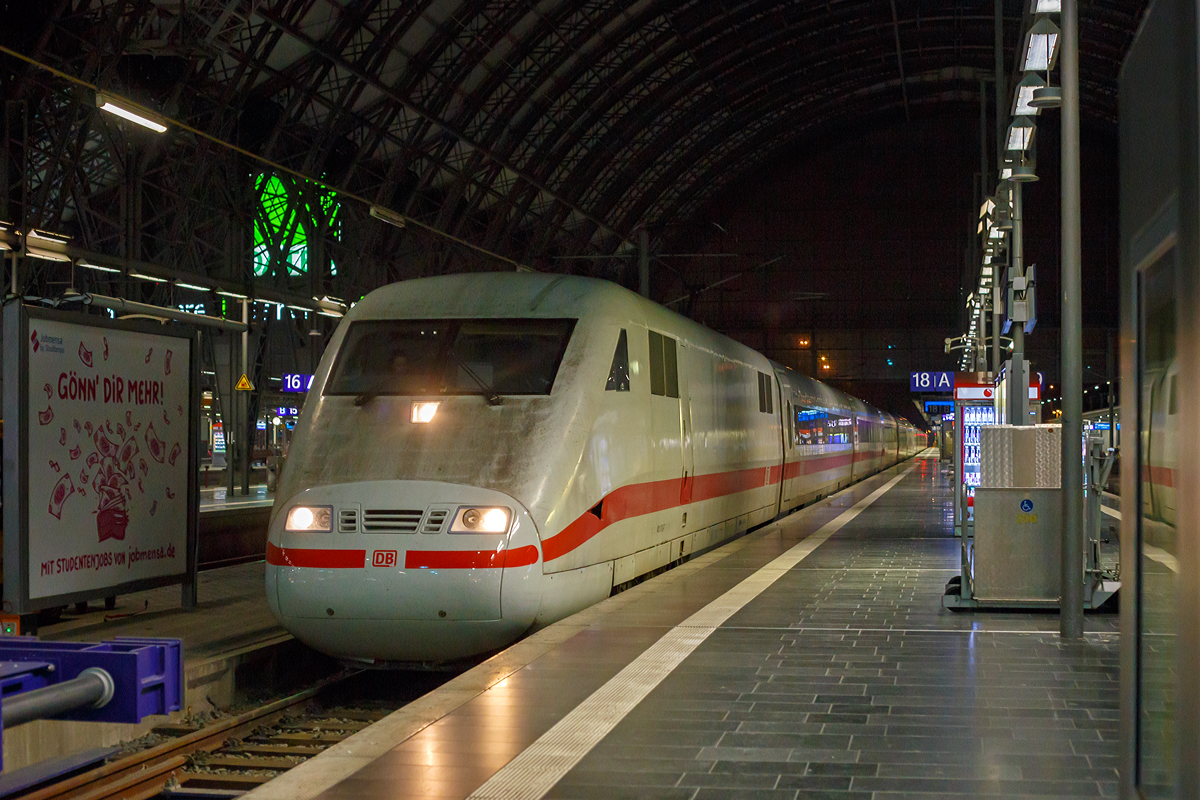 
Der ICE 1 - Tz 113  Frankenthal/Pfalz  (401 513-7 / 401 013-8) fährt am sehr frühen Morgen des 01.11.2019 (1:34 Uhr) in den Hbf Frankfurt am Main ein.