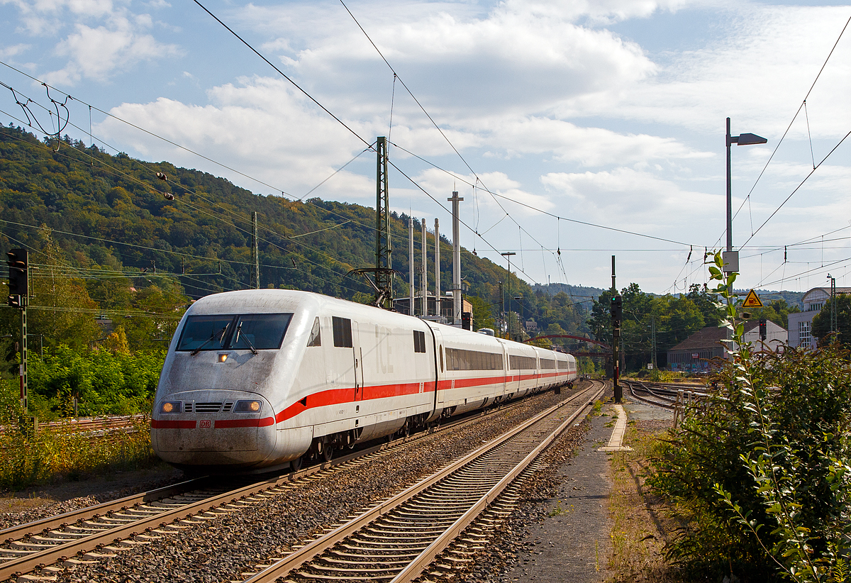 
Der ICE 1 - Tz 102  Jever , mit den Triebköpfen 401 002-1 / 401 502-0, rauscht am 23.09.2020 ohne Halt durch den Bahnhof Marburg (Lahn) in Richtung Kassel. 

Beide Triebköpfe wurden 1989 von Krupp gebaut, der elektrische Teil ist jeweils von AEG. Der Triebkopf 401 002-1 (93 80 5401 002-1 D-DB) unter der Fabriknummer 5611 und der hier im Bild hintere Triebkopf 401 502-0 (93 80 5401 502-0 D-DB) unter der Fabriknummer 5612.