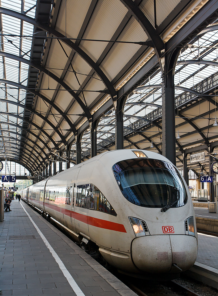 
Der ICE 1558 (Dresden Hbf - Leipzig Hbf - Frankfurt am Main Hbf - Wiesbaden Hbf) ist am 11.08.2014 mit 15 Minuten Verspätung in die Endstation Wiesbaden Hbf eingefahren. 
Hier der ICE T - Tz 1506  Kassel  (93 80 5415 006-6 D-DB) und ein weiterer.