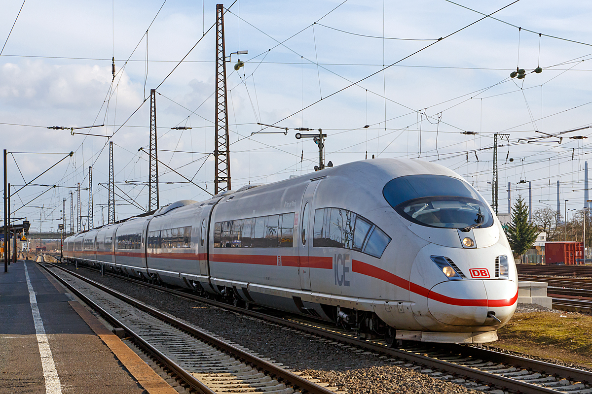 
Der ICE 3  Linz am Rhein   Tz 360 (BR 403 - 2.Bauserie) rauscht am 28.02.2015 durch den Hbf Hanau in Richtung Norden. 

Als Baureihe 403 wird eine zum ICE 3 gehörende ICE-Hochgeschwindigkeitsvariante der Deutschen Bahn AG bezeichnet. Im Gegensatz zu den Schwesterbaureihen 406 und 407 ist sie nur einsystemfähig und verkehrt daher nur in Deutschland sowie zum benachbarten Bahnhof Basel SBB.

Die 200,84 m langen Triebzüge werden aus acht Wagen gebildet und werden seit Juli 2000 im Reisezugbetrieb eingesetzt. Die DB hat 50 Stück im Einsatz. Bei einer zugelassen Fahrzeug-Höchstgeschwindigkeit von 330 km/h erreichen die Elektrotriebzüge im regulären Betrieb planmäßig bis zu 300 km/h auf Hochgeschwindigkeits-Strecken.

Weitere Technische Daten:
Spurweite: 1.435 mm
Achsformel:  Bo'Bo'+2'2'+Bo'Bo'+2'2' +2'2'+Bo'Bo'+2'2'+Bo'Bo'
Hersteller:  Siemens/Bombardier
Länge über Kupplung:  200,84 m
Länge Endwagen: 25.835 mm
Mittelwagen: 24.775 mm
Höhe:  3.890 mm
Breite:  bis 2950 mm
Drehzapfenabstand:  17.375 mm
Leergewicht:  409 t
Dienstgewicht:  459 t
Radsatzfahrmasse:  16 t
Dauerleistung:  8000 kW 
Anfahrzugkraft:  300 kN
Stromsystem:  15 kV 16,7 Hz~
Anzahl der Fahrmotoren:  16
Kupplungstyp:  Scharfenberg
