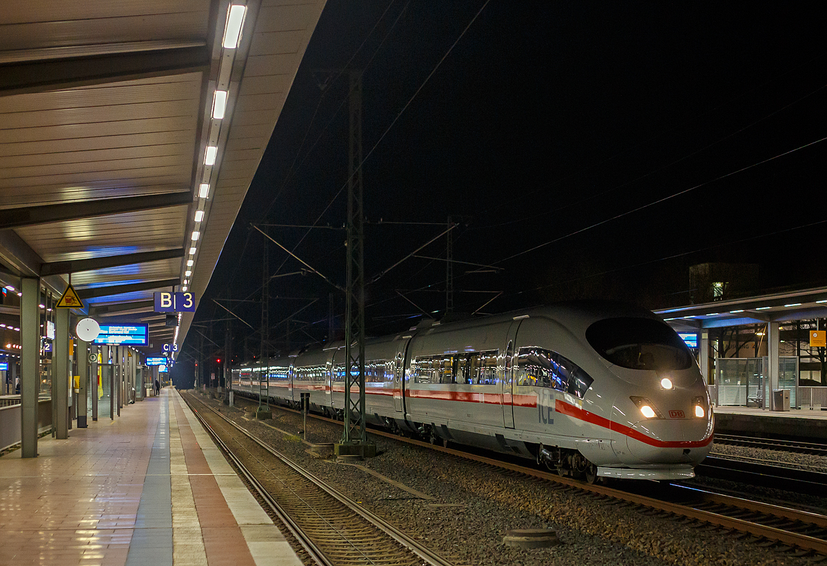 Der ICE 3 M – Triebzug 4682 – DB 406 582-7 / 406 082-8 „Köln“ der DB Fernverkehr AG fährt am Abend des 28.03.2022 (22:30 Uhr), auf Werkstattfahrt, durch den Bahnhof Siegburg/Bonn in Richtung Köln, hier hatte er kurz Hp 0.