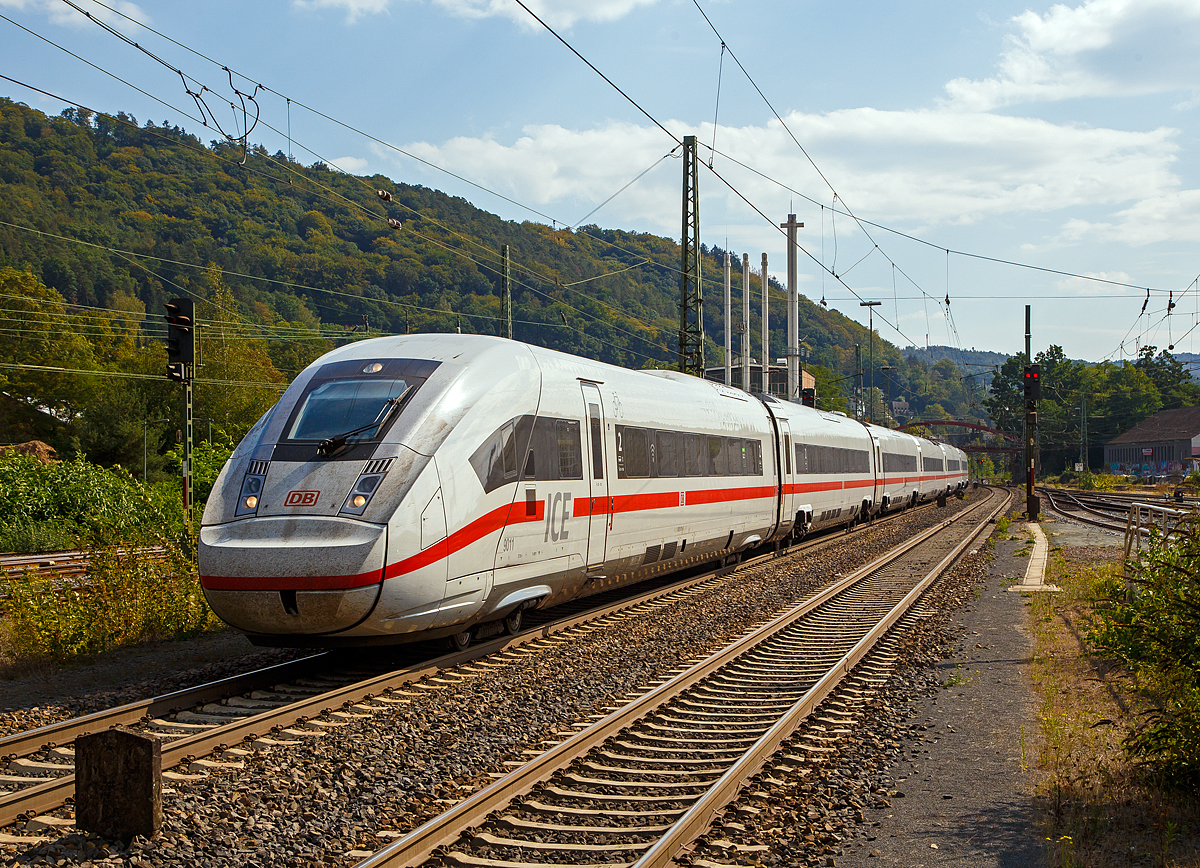 
Der ICE 4  - Tz 9011 (BR 412 / 812) rauscht am 23.09.2020 durch den Bahnhof Marburg (Lahn) in Richtung Kassel.