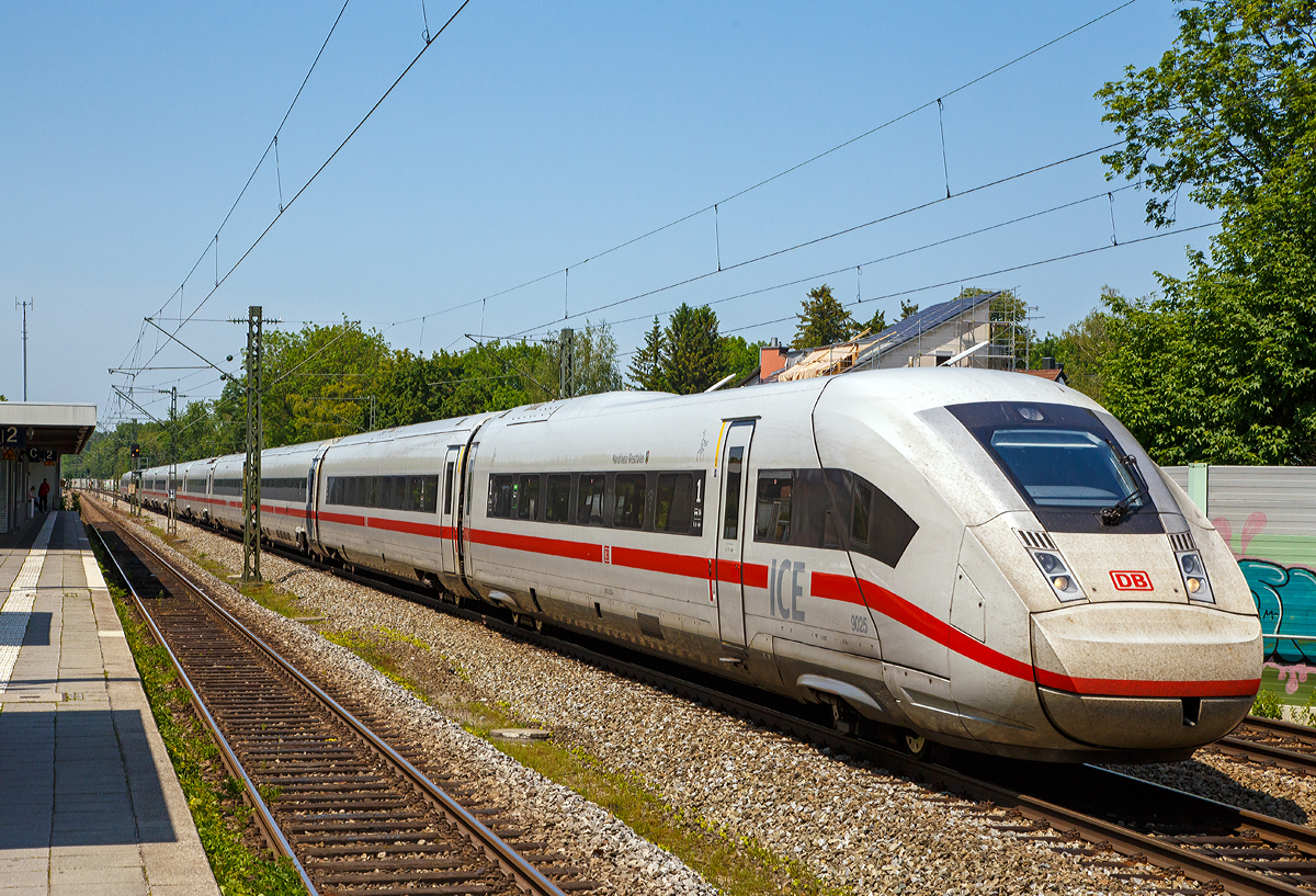 
Der ICE 4 Tz 9025   Nordrhein-Westfalen   (BR 412 / 812) fährt am 04.06.2019 durch Gröbenzell in Richtung München.