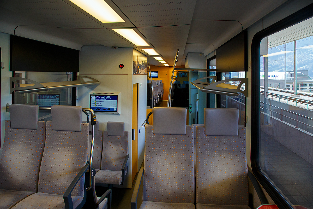 Der Innenraum / Interieur des Stadler Niederflur-Gelenksteuerwagen MGB ABt 2131, hier am 07.09.2021 im Bahnhof Disentis/Must�r. Diese Wagen sind passende Gelenksteuerwagen zu den Stadler Niederflur-Panoramatriebz�gen „KOMET“ MGB ABDeh 4/8 bzw. ABDeh 4/10.