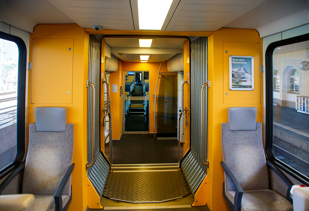 Der Innenraum / Interieur des Stadler Niederflur-Gelenksteuerwagen MGB ABt 2131, hier am 07.09.2021 im Bahnhof Disentis/Must�r. Diese Wagen sind passende Gelenksteuerwagen zu den Stadler Niederflur-Panoramatriebz�gen „KOMET“ MGB ABDeh 4/8 bzw. ABDeh 4/10.