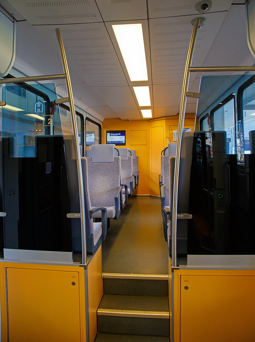 Der Innenraum / Interieur des Stadler Niederflur-Gelenksteuerwagen MGB ABt 2131, hier am 07.09.2021 im Bahnhof Disentis/Must�r. Diese Wagen sind passende Gelenksteuerwagen zu den Stadler Niederflur-Panoramatriebz�gen „KOMET“ MGB ABDeh 4/8 bzw. ABDeh 4/10.