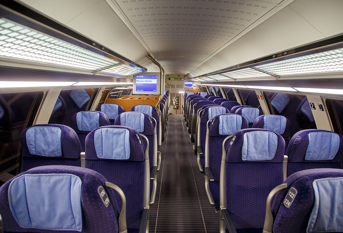 Der Innenraum / Interieur im Oberdeck von einen 2. Klasse IC2-Doppelstock- Reisezugwagen (TWINDEXX Vario, Mittelwagen), D-DB 50 80 26-81 636-5, der Gattung DBpza 682.4, eingereiht als Wagen 3 in den IC 2328 / RE34 (Siegen – M�nster / Westf. Hbf), hier am 31.05.2022 in Siegen.