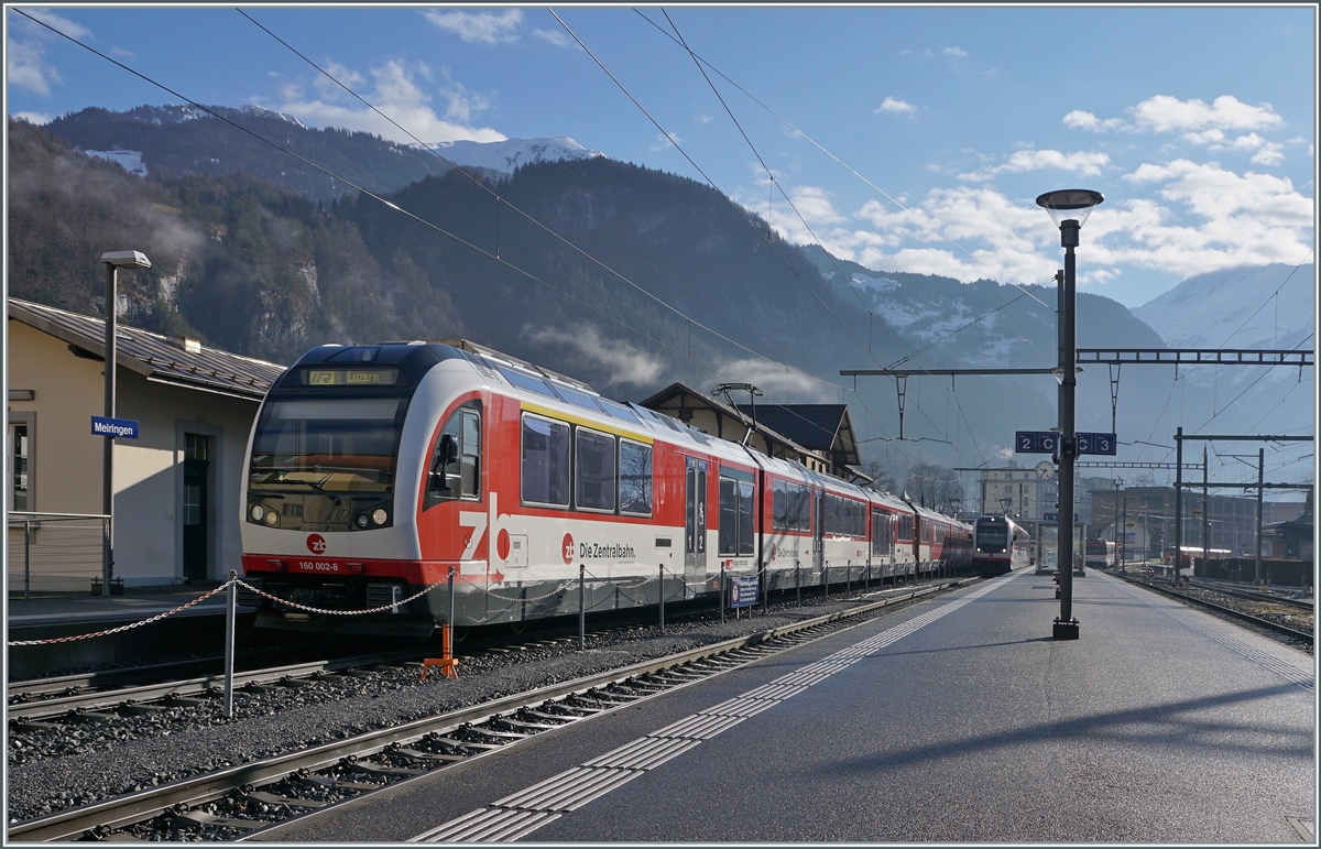 Der IR von Interlaken Ost nach Luzern bestehend aus dem Zentralbahn  Adler  150 101-1 und dem  Fink  160 002-8 hat Meiringen erreicht, wo für die Weiterfahrt Richtung Brünig die Fahrtrichtung gewechselt wird. 

17. Februar 2021