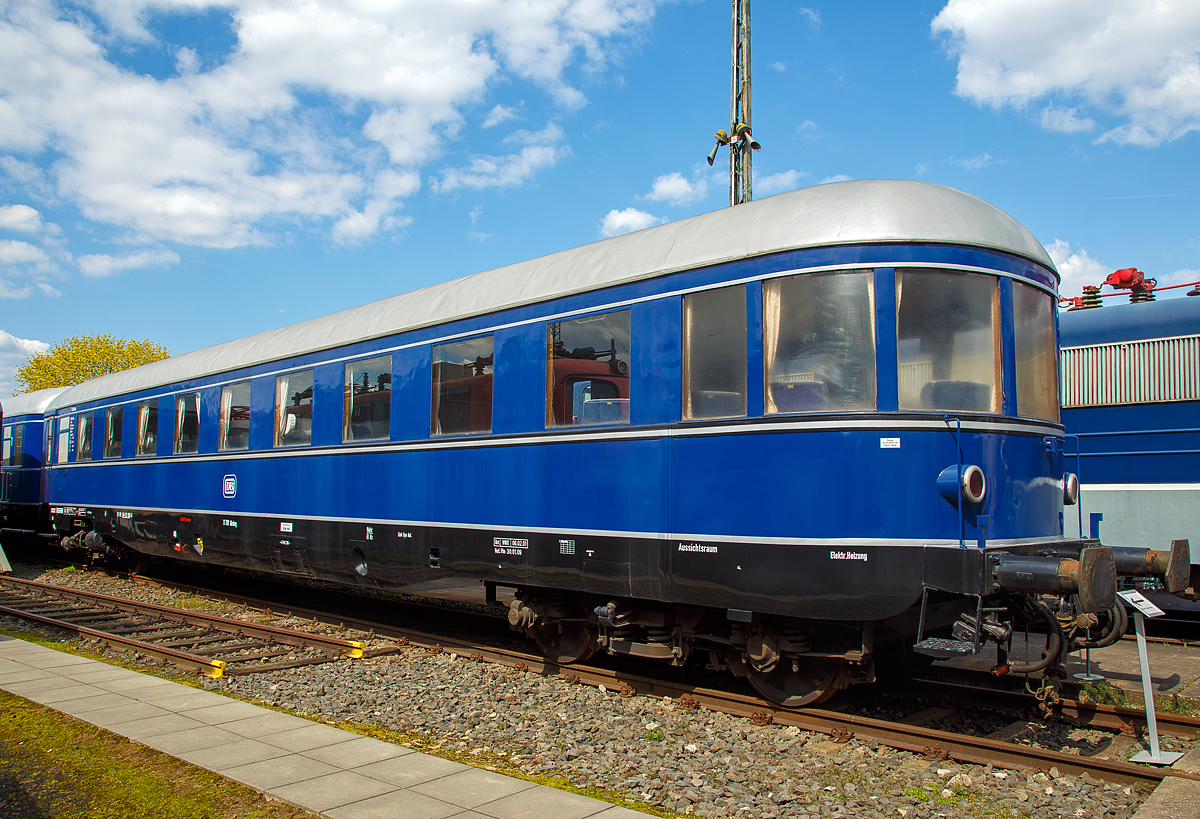 
Der Kanzelwagen „Blauen Enzian“ 51 80 89-53 901-0 der Gattung WGüge827, ex DB 51 80 89-43 500, ex Salon4üe 11700, ex 11 700 Nürnberg der Gattung AB4üe-38/50/54, am 09.04.2016 im DB Museum Koblenz.

Der Kanzelwagen wurde 1950 aus dem Salonwagen 10217 der Gattung Salon4üe-38/50 umgebaut, der wiederum 1940 aus dem Schürzenwagen 19347 der Gattung C4ü-38 entstanden war. 

Der als Kanzelwagen bezeichnete Reisezugwagen wurde 1940 als 3.Klasse Schnellzugwagen Bei der Deutschen Reichsbahn in Dienst gestellt. Nach dem Krieg wurde der Wagen zu einem Salonwagen für die Besatzungsmacht umgebaut. Als die Deutsche Bundesbahn Anfang der 1950er-Jahre wieder ein Netz hochwertiger Fernschnellzüge (FZ) nachdachte, wurde auch der vor dem Krieg zwischen Berlin und Dresden verkehrende Henschel-Wegmann-Zug wieder für diese Dienste aufgearbeitet und als Fernschnellzug „Blauen Enzian“ in Dienst gestellt. Dieser Zug verfügte über einen Wagen mit abgerundeter Aussichtskanzel. Da für die Verbindung Hamburg – München ein Wagenpark (Zuggarnitur) nicht ausreichte, wurde eine zweite Garnitur benötigt. Da man aber nur einen Henschel-Wegmann-Zug hatte, wurde der zweite Zug aus verschiedenen ehemaligen Salonwagen und 1. Klasse Wagen zusammengestellt. Der Zug sollte auch einen Wagen mit Aussichtskanzel erhalten und somit wurde einer der Salonwagen mit einer Aussichtskanzel ausgerüstet. Als der „Blauen Enzian“ einige Jahre später mit neuem Wagenmaterial, wegen der Umstellung auf das Zweiklassensystem (1956), ausgerüstet wurde, teilte man den Kanzelwagen der BD Stuttgart als Gesellschaftswagen zu. Dor war er bis 1985 im Einsatz und kam dann als historisches Fahrzeug zum DB Museum. Der Henschel Wegmannzug wurde hingegen ausgemustert und in den sechziger Jahren verschrottet.

TECHNISCHE DATEN:
Spurweite: 1.435 mm (Normalspur)
Länge über Puffer: 21.270 mm
Drehzapfenabstand: 14.270 mm
Gewicht: 37 t
Höchstgeschwindigkeit: 140 km/h
Sitzplätze: 27
Zugelassen für: Deutschland, Österreich und Schweiz
