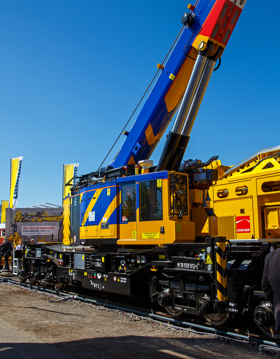 Der KIROW 25t-Gleisbauschienenkran MULTI TASKER KRC 250 LUL (99 70 9319 002-0) pr�sentiert auf der iaf 2017 Internationale Ausstellung Fahrwegtechnik in M�nster (01.06.2017).

Im April 2015 bestellt die London Underground (Londoner U-Bahn) bei Kirow in Leipzig ein komplettes Weichenverlegesystem, bestehend aus zwei Multi Taskern KRC 250 und acht Weichentransportwagen Switch Tilter sowie diverser Lasthebemittel und Plattformen f�r die Begleitwagen. Dabei sollten die beiden Krane �berwiegend im Tandem arbeiten, die Weichenteile vom Weichentransportwagen auf dem benachbarten Gleis entladen und damit selbstangetrieben bis zum Ort der Weichenverlegung fahren. Eine besondere Herausforderung f�r KIROW bestand darin, die Fahrzeugdimensionen auf das Fahrzeugbegrenzungsprofil der Londoner U-Bahn anzupassen. Bevor die Fahrzeuge versandt wurden, konnte man den KRC 250 LUL und den dazugeh�rigen Switch Tilter LUL vom 30. Mai bis 01. Juni 2017 auf der Messe IAF - Internationale  Ausstellung Fahrwerktechnik in M�nster in Augenschein nehmen. 

TECHNISCHE DATEN vom Kran:
Spurweite: 1.435 mm 
Achsanzahl: 8 (in 2 Drehgestellen)
L�nger �ber Puffer: 14.000 mm
Drehzapfenabstand: 9.000 mm
Achsabstand im Drehgestell: 2.300 mm (1.100 / 1.200 / 1.100 mm)
Lauf.- und Treibraddurchmesser: 730 mm (neu)
Eigengewicht: 100 t
Fahrgeschwindigkeit im Zugverband (geschleppt): 100 km/h (60 mph)
Fahrgeschwindigkeit mit Eigenantrieb: 20 km/h (12 mph)
Max. Achslast: 12,5 t
kleinster befahrbarer Radius: 70 m
Dieseltankvolumen: 650 l
Bremse: WA P4a
