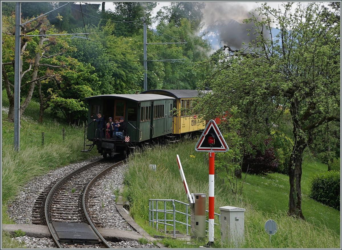 Der kleine Zug verschwindet hinter den Bäumen, das dampfen und Pfeifen sind die letzten Wahrnehmungen des erlebnisreichen und langen Festival Suisse de la vapeur, welches mich dieses Jahr sogar bis nach Neuchâtel führte. 
Möge auch 2017 oder in den folgenden Jahren die Möglichkeit bestehen, so eindrucksvoll in die Vergangenheit des Bahnbetriebes eintauchen zu dürfen. 
Danke Blonay - Chamby für die schöne Zeit.
16. Mai 2016