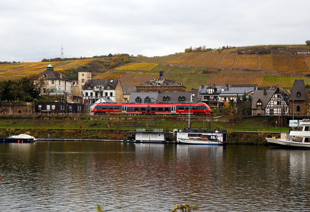 
Der kleine zweiteilige Bombardier Talent 2 der DB Regio 442 004 / 442 504  Klotten  (94 80 0442 004-8 D-DB / 94 80 0442 504-7 D-DB) erreicht am 30.10.2017 bald den Bahnhof Winningen/Mosel. 

Der Baby-Hamster wurde 2009 von Bombardier Transportation GmbH in Hennigsdorf unter den Fabriknummern HEN 25302 und HEN 25303 gebaut, die Abnahme erfolgte jedoch erst 2013.