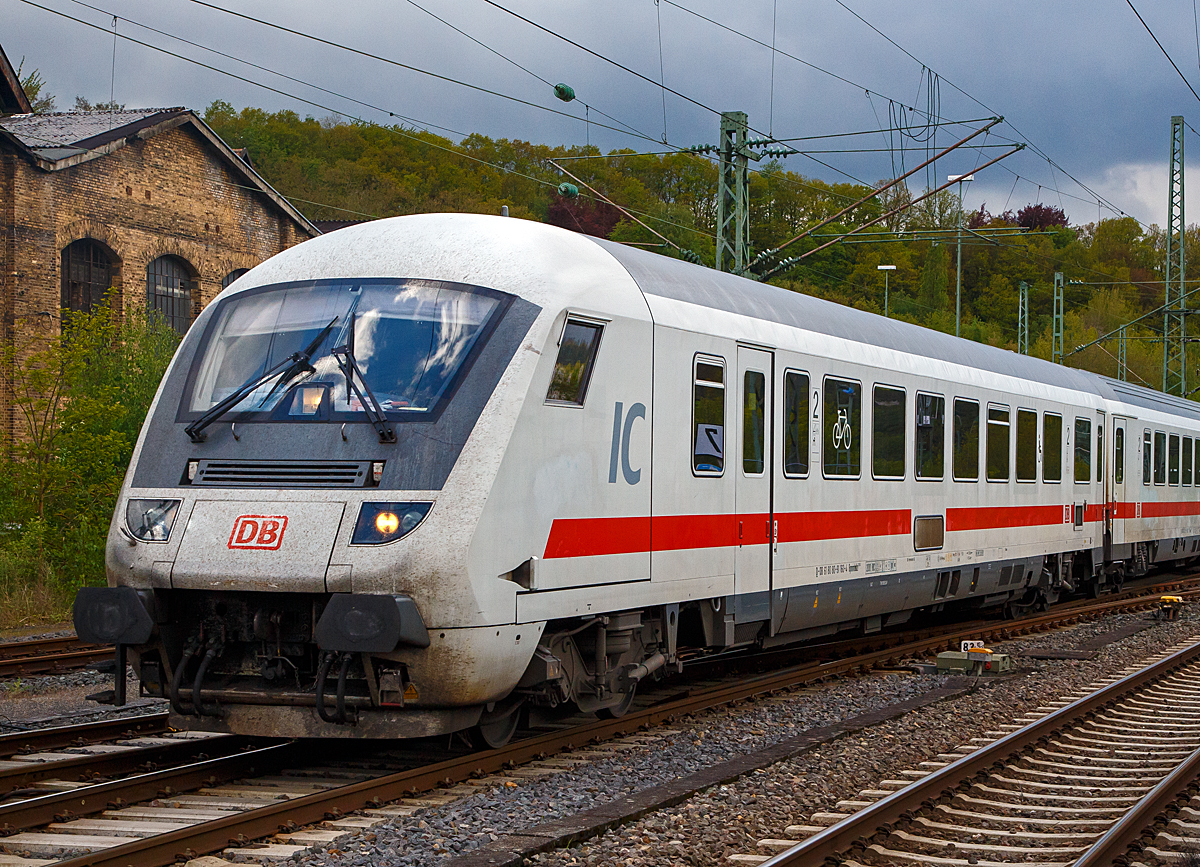 
Der klimatisierte 2. Klasse InterCity-Steuerwagen der Bauart Bpmmbdzf 286.1 (ex Bpmbdzf 296.1), D-DB 61 80 80-91 160-4 am 04.05.2019 an der Spitze von einem leer IC  bei der Durchfahrt in Betzdorf/Sieg in Richtung Siegen.

TECHNISCHE DATEN: 
Spurweite: 1.435 mm
Länge über Puffer: 	26.400 mm
Wagenkastenlänge: 	26.100 mm
Wagenkastenbreite: 	2.825 mm
Drehzapfenabstand: 	19.000 mm
Achsstand im Drehgestell: 	2.500 mm
Drehgestellbauart:  SIG 725, SIG 726
Leergewicht:  48 t
Höchstgeschwindigkeit:  200 km/h
Sitzplätze: 	32 (2. Klasse) und 2 Rollstuhlplätze
Mehrzweckabteil:  für bis zu 16 Fahrräder
Toiletten: 	1, behindertengerecht, geschlossenes System
Hersteller: 	AW Neumünster
