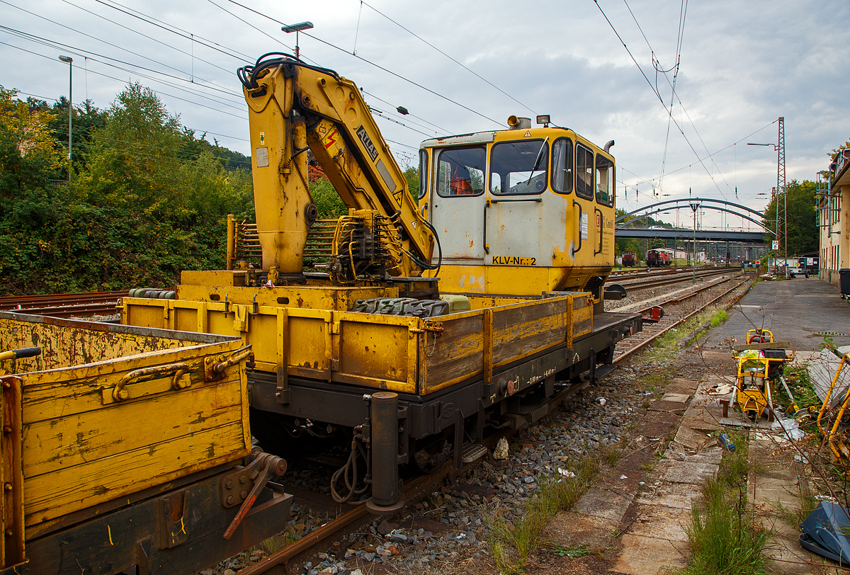 Der Klv 53 der Bauart BA 536 (13. Bauserie) - Schwerer Rottenkraftwagen, Schweres Nebenfahrzeug Nr. 53 0810 5, ex TGL, ex DB 53 0810-1, ex DB 53.0810, der ELG GmbH Eisenbahn-Logistik Gesellschaft ist am 24.09.2017, mit dem Gleiskraftwagenanhänger Kla 03 (Kleinwagen Nr. 03 0568-5) in Kreuztal abgestellt.

Der Klv 53 wurde 1981 von der Waggon-Union Werk Berlin unter der Fabriknummer 30535 gebaut und als 53.0810 an die DB geliefert. 2004 wurde er ausgemustert und ging an die TGL und 2006 an die ELG GmbH.

Mehr Info zu dem Klv 53 unter: http://hellertal.startbilder.de/bild/deutschland~bahndienstfahrzeuge~rottenkraftwagen-gaf-skl-etc/625950/der-klv-53-der-bauart-ba.html