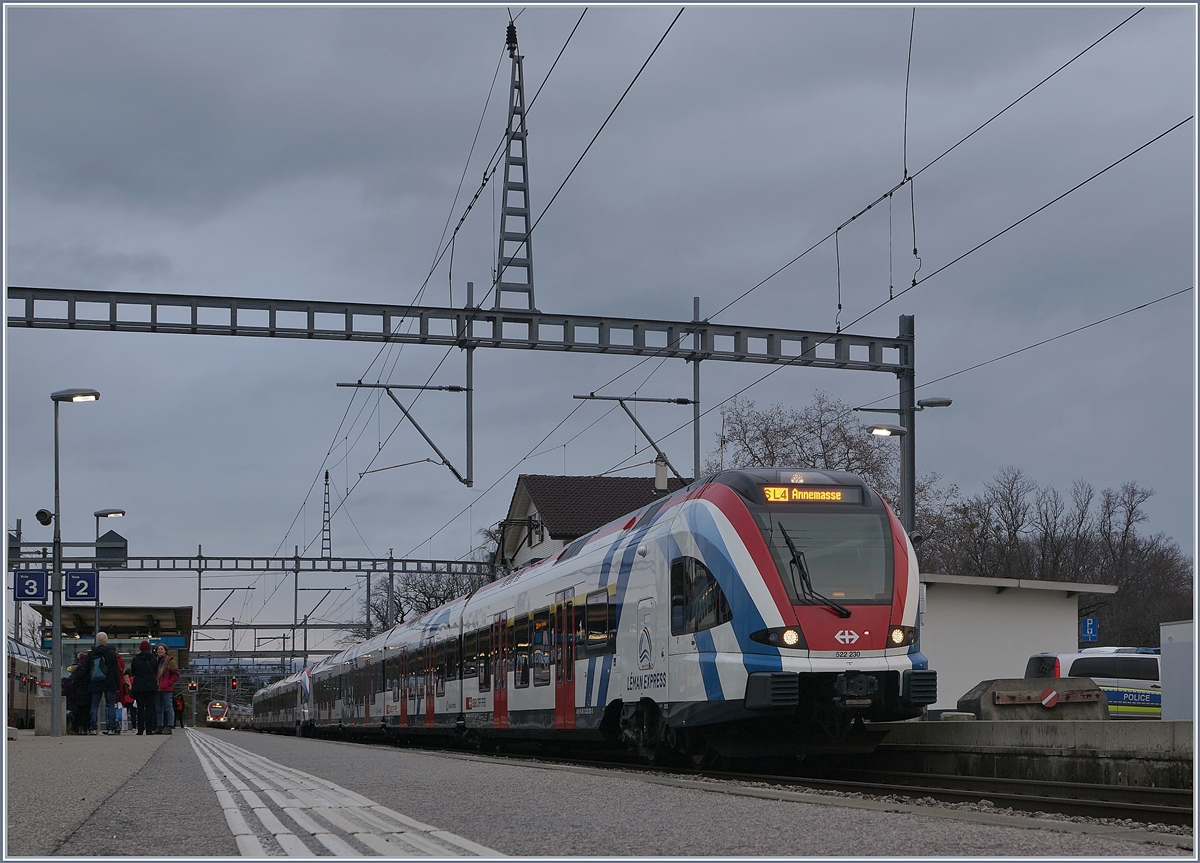 Der LÉMAN EXPRESS am Start: in Coppet wartet bei späten Anbruch des Wintertages der SBB LEX RABe 522 230 und ein weiterer als SL4 auf die Abfahrt nach Annemasse.

15. Dez. 2019