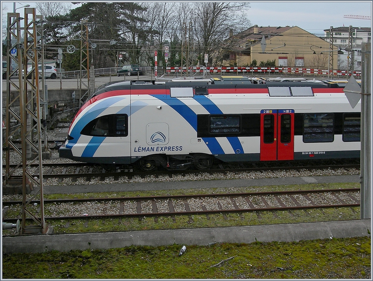 Der Léman Express RABe 522 219 wartet in Lausanne in der Abstellgruppe Jurigoz auf einen neuen Einsatz. Das Bild zeigt den Steuerwagen Bt 94 85 1 522 219-8. 
30. März 2018