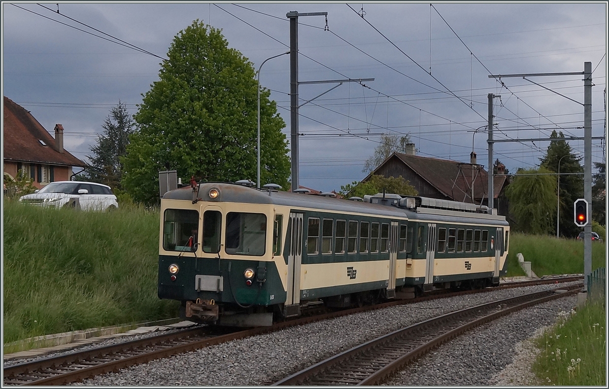 Der LEB Schnellzug 51 bestehenden aus Bt 151 und Be 4/4 26 erreicht Romanel S/Ls. 
25.04.2014
