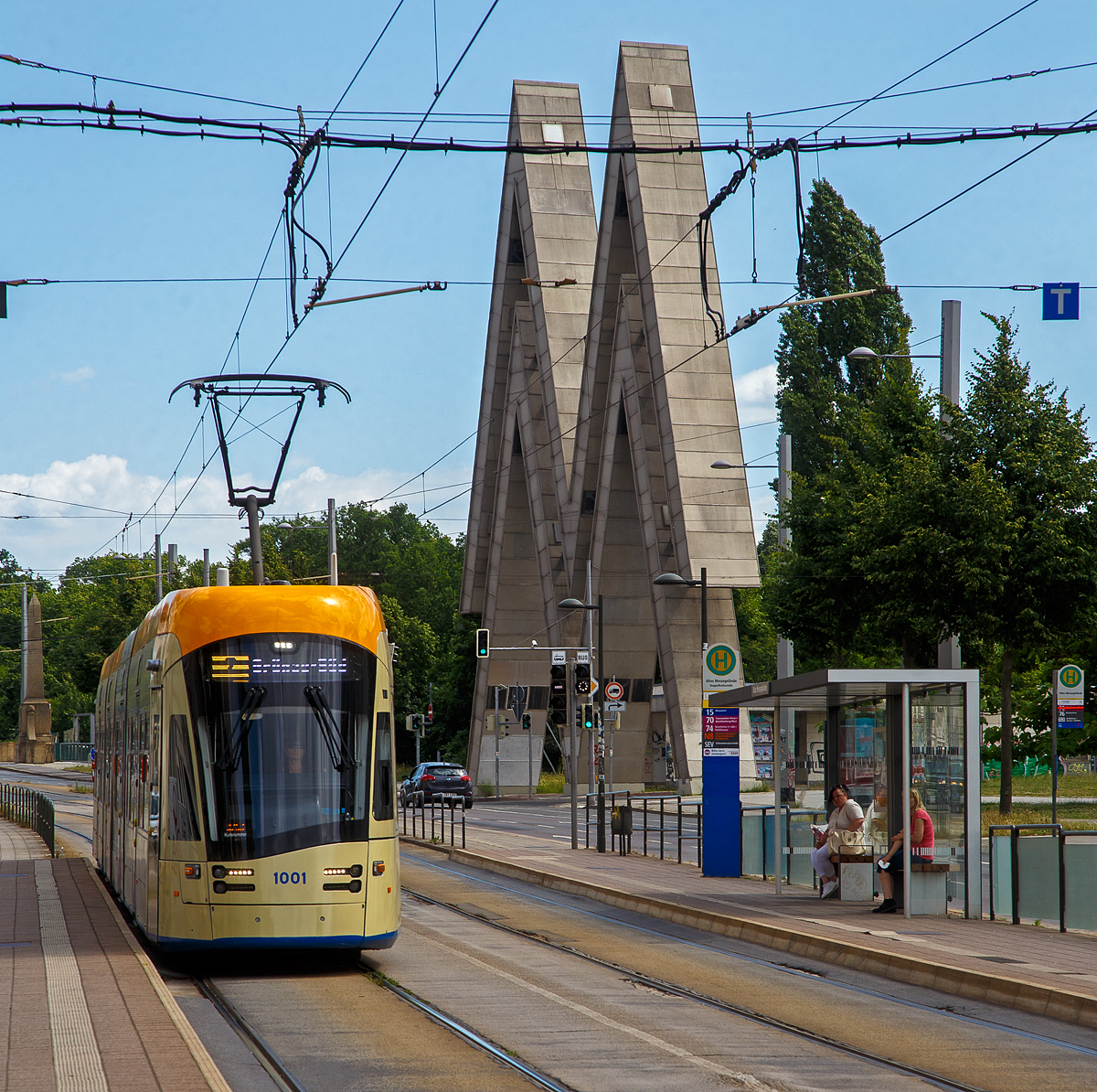 Der Leipziger Straßenbahn Triebwagen LVB 1001, ein vierteiliger Solaris Tramino Leipzig (Solaris NGT10-XL, LVB Typ 39) erreicht am 11.06.2022, als Linie 2 nach Grünau-Süd, die Station Altes Messegelände.

Wer kennt es nicht? -  Das Doppel-M, das Logo der Leipziger Messe am Osttor der Alten Messe. Das doppelte M steht für MusterMesse.

Die Alte Messe ist ein 50 Hektar großes Gelände, auf dem von 1920 bis 1991 die Ausstellungen der Technischen Messe im Rahmen der Leipziger Messe stattfanden.
