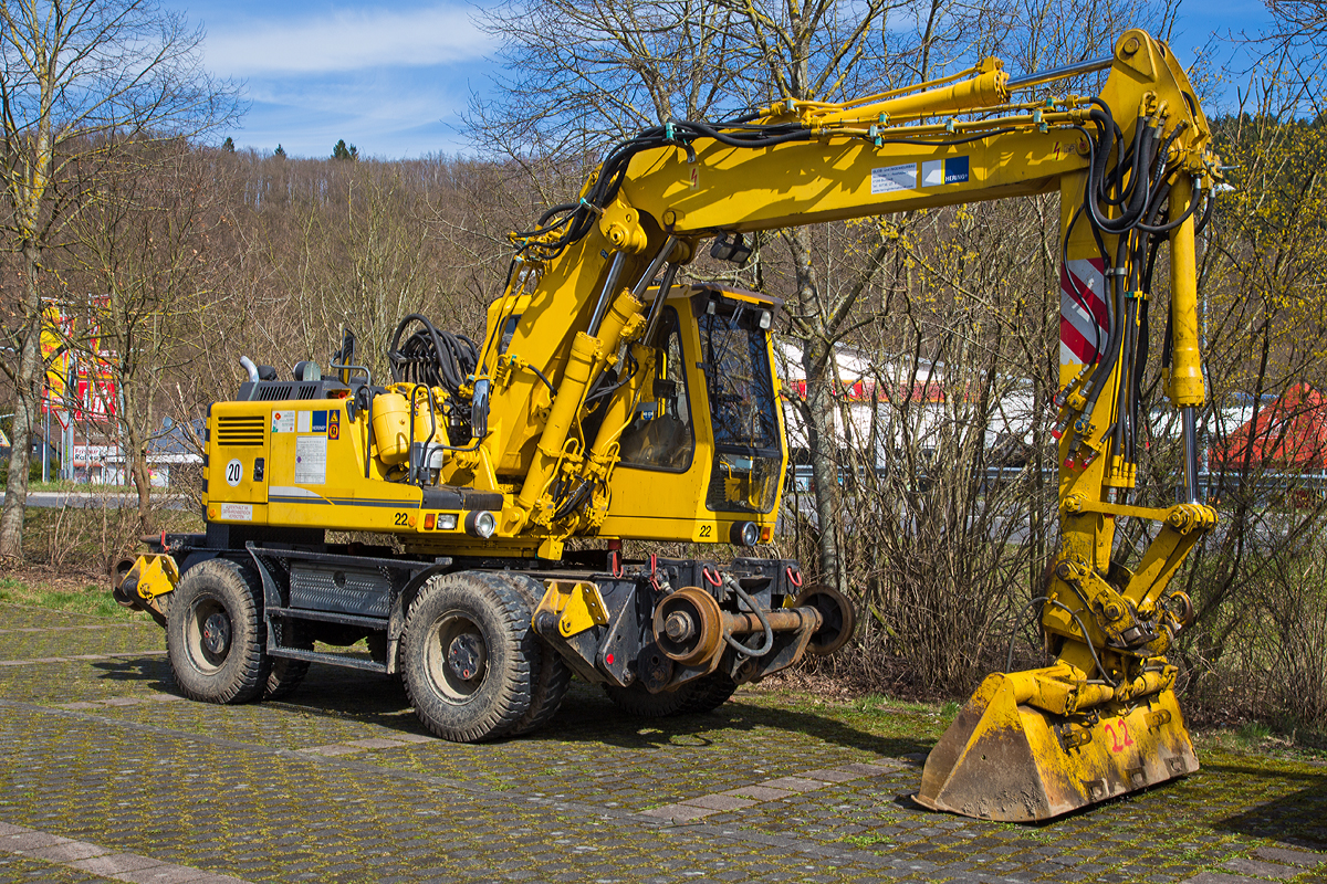 
Der Liebherr A 900 C ZW WB - Li / 1031 Zweiwegebagger (Nr. 22), mit Vier-Punkt-Abst�tzung, der Hering Bau GmbH und Co. KG aus Burbach-Holzhausen (Kleinwagen-Nr. 97 51 93 560 60-8), ist am 03.04.2015 in Betzdorf-Alsdorf abgestellt.

Der Zweiwegebagger hat ein Eigengewicht von 21t, eine Anh�ngelast von 120 t und eine H�chstgeschwindigkeit von 20 km/h (in Weichen und Kreuzungen beschr�nkt auf 10 km/h), er hat eine Kfz -Bremse und eine Waggonbremsanlage.