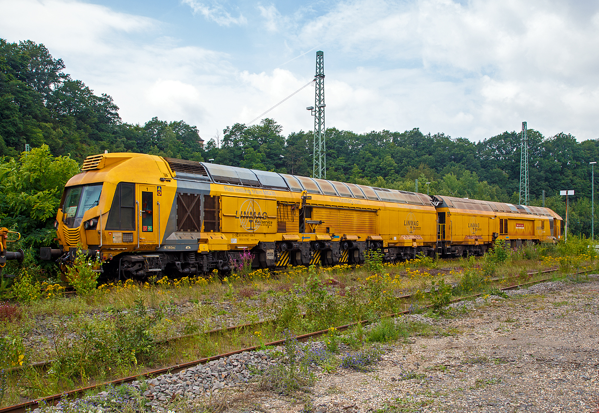 Der LINMAG Schienenfr�szug MG 31 (Rail milling train MG31), Schweres Nebenfahrzeug Nr. D-DB 99 80 9427 009-2, der DB Bahnbau Gruppe GmbH steht am 23.06.2018 in Betzdorf/Sieg.

Der Schienenfr�szug MG 31 wurde 2012 von LINSINGER Austria Maschinenbau Ges. m.b.H. in Steyrerm�hl (�sterreich) entwickelt und gebaut. Auf der InnoTrans 2012 wurde er erstmals der �ffentlichkeit vorgestellt. Die Schienenfr�smaschine MG 31 ist bis heute weltweit die leistungsst�rkste Schienenfr�smaschine. Defekte k�nnen  bis zu 3,6 mm tiefe in nur einer �berfahrt beseitigt werden, das ist einzigartig.
