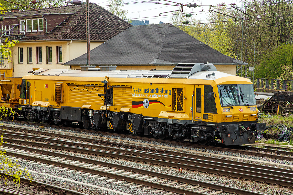 
Der LINSINGER Schienenfr�szug SF 03 FFS, Schweres Nebenfahrzeug Nr. D-DB 97 33 07 003 18-4, der DB Netz AG (SFM 601  Da Vinci ), steht am 04.05.2015 in Kreuztal. 

Auch hochwertige Gleise unterliegen den „normalen“ Verschlei�prozessen. Um die Betriebssicherheit, die Betriebskosten und den Fahrkomfort dauerhaft zu gew�hrleisten und gering zu halten, m�ssen sie in regelm��igen Abst�nden wieder „in Form“ gebracht werden bzw. der Schienenkopf Reprofiliert werden. Damit der Aufwand und die betrieblichen St�rungen f�r das Reprofilieren gering gehalten werden kann, werden diese hochmodernen Fr�sz�ge eingesetzt. Die Bearbeitungsgeschwindigkeit liegt bei 8 bis 25 m/min, je dem wieviel abgefr�st werden muss. Die Bearbeitungsgenauigkeit liegt bei:
Querprofilgenauigkeit +/- 0,1 mm  
L�ngsprofilgenauigkeit 0,05 mm  
Oberfl�chenqualit�t Ra = ca. 3�m

Weitere Vorteile des Fr�sens sind:
Kein Funkenflug bei der Bearbeitung 
0,3 - 3 mm Fr�stiefe in einem Durchlauf bzw. �berfahrt 
Fahrkante als Bezugskante w�hlbar 
H�henkopierung zur Minimierung der L�ngswelligkeit 
Profilform durch unterschiedliche Fr�sformwerkzeuge �nderbar 
Bearbeitungsgeschwindigkeit bis zu 25 m/min 
Abrollger�usch des Rades auf der Schiene unter 46 dbA

Technische Daten das Fr�szuges 97 33 07 003 18-4 DB Netz SFM 601:    
Bauart: SF 03 FFS      
Hersteller: LINSINGER Maschinenbau Ges. m.b.H., Steyrerm�hl, �sterreich
Fabriknummer: 3722-001     
Baujahr: 2004  
Spurweite: 1.435 mm (Normalspur)
Achsformel: Co´Co´    
L�nge �ber Puffer:  23.800 mm
Drehzapfenabstand: 15.300 mm     
Eigengewicht:  120 t 
Radsatzfahrmasse: 20 t    
H�chstgeschwindigkeit: 100 km/h (Eigenantrieb oder geschleppt)
Zur Mitfahrt zugel Personen: 4 
Zugelassen f�r Streckenklasse: CE und h�her und CM4
Kleister befahrbarer Gleisbogen: R 150 m
EBA-Nummer: EBA 02 K 12 B 002  