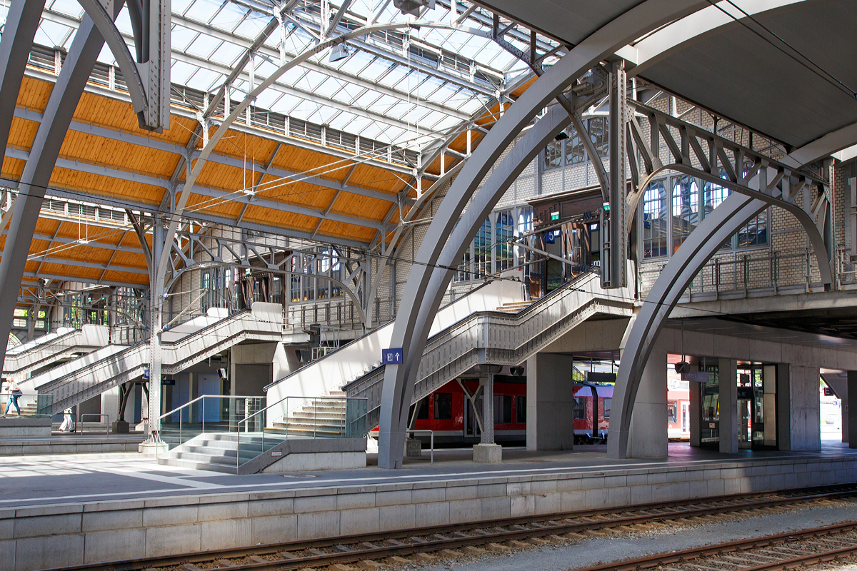 
Der L�becker Hauptbahnhof ist ein Reiterbahnhof, dessen Personensteg �ber insgesamt zehn Gleise mit vier Bahnsteigen f�hrt. Eine Besonderheit sind die breiten Holztreppen. 

Hier am 11.06.2015 ein Blick vom Bahnsteig auf die Treppenaufg�nge und den Personensteg.