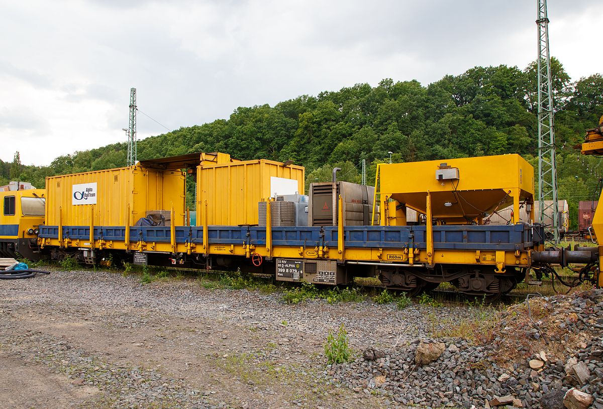 
Der Materialwagen 31 80 D-ALPHA 399 8 079-6 Res zur LINSINGER Schienenfräszug SF 03 FFS, Schweres Nebenfahrzeug Nr. 99 80 9427 019-1 D-ALPHA (ex 97 33 07 502 18-5), der Alpha Rail Team GmbH & Co. KG, Berlin, abgestellt am 11.06.2016 in Betzdorf (Sieg).

TECHNISCHE DATEN:
Spurweite: 1.435 mm (Normalspur)
Wagenbauart: Drehgestell-Flachwagen
Gattung: Res
Anzahl der Achsen: 4 in zwei Drehgestellen
Länge über Puffer: 19.900 mm
Drehzapfenabstand: 14.860mm
Achsabstand im Drehgestell: 1.800 mm
Größe der Ladefläche: 49,0 m²
Eigengewicht: 22.800 kg
Nutzlast: max. 57 t (Streckenklasse C)
Höchstgeschwindigkeit: 100 km/h (120 km/h leer)
