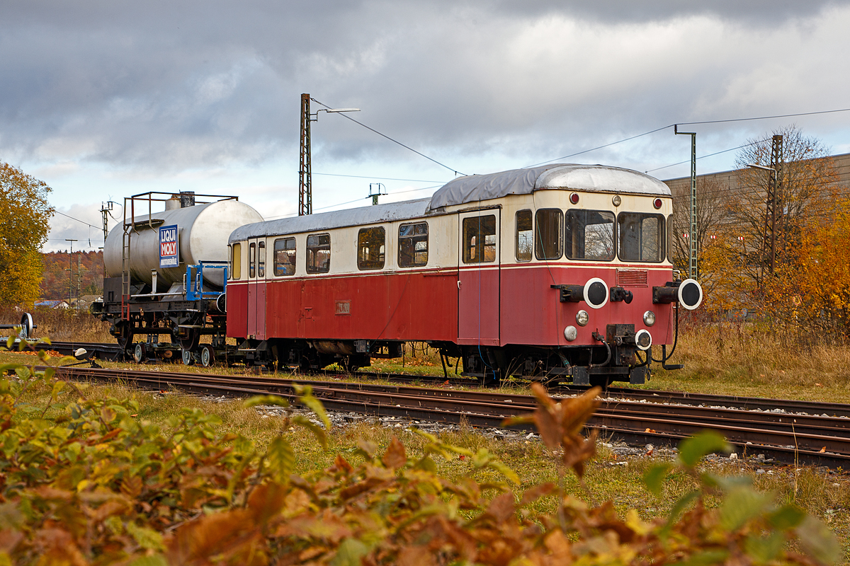 Der meterspurige Dieseltriebwagen T34 von der Museumsbahn  Alp-B�hnle Amstetten-Oppingen (geh�rt zu den Ulmer Eisenbahnfreunde e.V.) abgestellt am 26.10.2021 bei der Umspuranlage beim Bahnhof Amstetten mit einem normalspurigen 2-achsigen Kesselwagen auf Rollb�cke.

Das in Amstetten hinterstellte, eigent�mlich buckelige Schienenfahrzeug ist ein ehrw�rdiger Veteran mit bewegter Geschichte: Als die Waggonfabrik Wismar 1937 den Triebwagen zusammennietete, war von der Alb noch keine Rede. Auf dem Netz der  Euskirchener Kreisbahn  (EKB) nach Liblar, Z�lpich und Richtung Bad M�nstereifel kurvte das elegante, f�r den leichten Personenverkehr konstruierte Fahrzeug einher. 1949 wanderte der bisherige T 1 in den Norden zur Kleinbahn Bremen - Tarmstedt, die ihn als T 4 zu ihren drei �hnlichen Triebwagen gesellte. Nachdem diese Strecke im Jahr1956  eingestellt wurde, strebte das Fahrzeug gemeinsam mit seinem Bruder T 3 der schw�bischen H�henluft, der ehemaligen WEG-Nebenbahn Amstetten-Laichingen zu. Zun�chst unver�ndert eingesetzt, erfuhr der nunmehrige T 34 im Jahre 1960 einen grundlegenden Umbau: man modernisierte den Wagenkasten mit gro�en, abgerundeten Fenstern und gab ihm eine st�rkere Motorenanlage, die ihn zum Ziehen von G�terwagen bef�higte, neue Drehgestelle, als auff�lligste Kennzeichen die am Wagenende untergebrachte Dachk�hleranlage, sowie hochgesetzte Puffer und Kupplungen entsprechend der Normalspur, damit die aufgebockten Wagen direkt mit dem Triebwagen verbunden werden konnten.

Als sogenannter Schlepptriebwagen bew�ltigte der T 34 noch zwei Jahrzehnte lang den Personen- und G�terverkehr auf dem Alb-B�hnle, bis 1981 der besser geeignete Triebwagen T 31 ihn abl�ste. Nach und nach beraubte man ihn verschiedener Teile wie Motoren, Getriebe und F�hrerst�nde, die als Ersatzteile f�r andere Triebwagen geeignet erschienen. Noch lange nach Abbau der Bahn stand er in Laichingen herum, bis die UEF zur Heimat f�r das Gef�hrt wurden. Dabei hat man den T 34 gewendet aufgegleist, die Seite mit dem Gep�ckabteil zeigt jetzt Richtung Oppingen.

Da der VT als Schlepptriebwagen auch normalspurige Wagen rangiert bzw. auf Rollb�cken geschleppt hat, so besa� das Fahrzeug neben dem Mittelpuffer zudem auch Zug- und Sto�einrichtungen f�r Regelspurfahrzeuge (Normalspur-Puffer und Zughaken).

TECHNISCHE DATEN:
Hersteller:
Baujahr.
Fabriknummer:
Spurweite: 1.000 mm (Meterspur)
Achsfolge: urspr�nglich (1A)'(A1)'  sp�ter (1A)'B'
Bauart: VTBPw4
L�nge �ber Puffer: 13.200 mm
Treib- und Laufraddurchmesser: 900 mm (neu)
H�chstgeschwindigkeit: 30 km/h
Gewicht : 13,8 t
Motorleistung: 92 kW (125 PS)
Sitzpl�tze: 33

Quelle: Ulmer Eisenbahnfreunde e.V.
