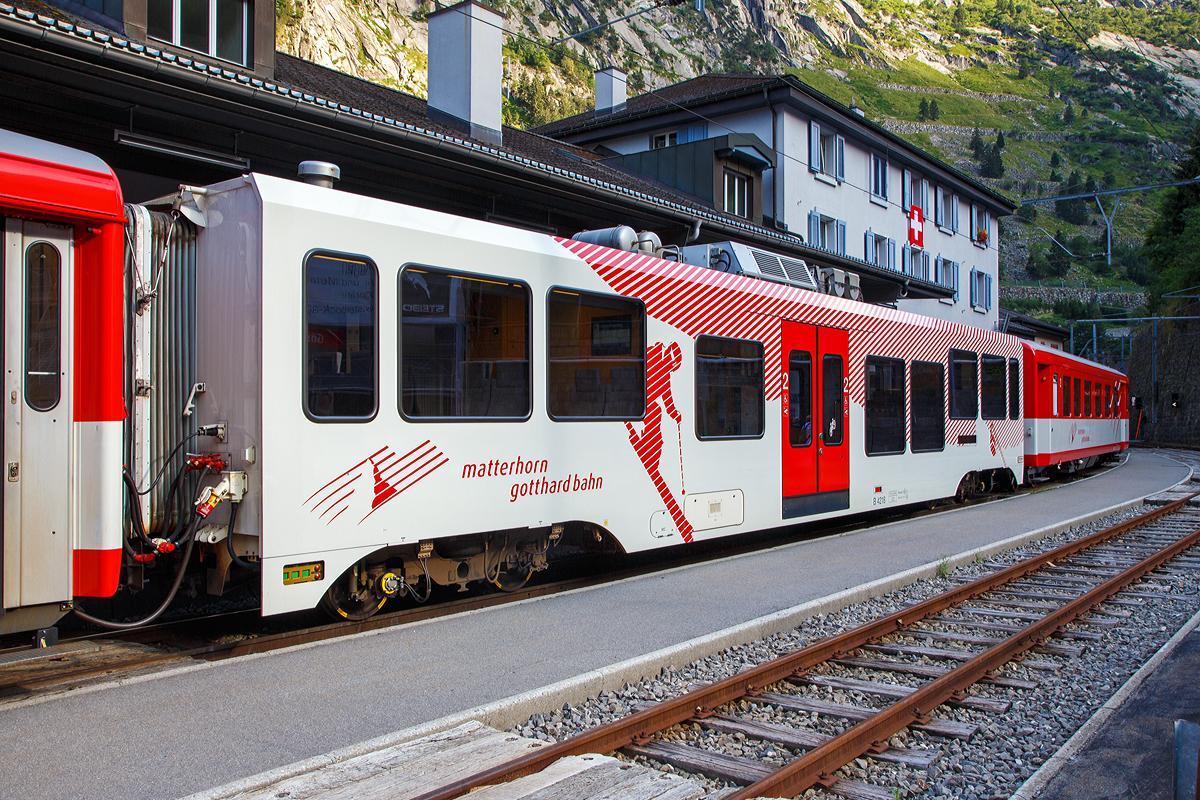 Der MGB 2. Klasse Stadler Niederflur-Zwischenwagen B 4218 am 01.08.2019 im Bahnhof G�schenen im Zugverband.

Stadler baute 2013 f�r die Matterhorn-Gotthard-Bahn elf dieser klimatisierten Niederflurwagen B 4211 bis 4221, mit denen die Regionalz�ge behindertengerecht gemacht wurden. Die neuen Wagen sind am wei�en Anstrich mit Wintersportmotiven zu erkennen.

Technische Daten:
Spurweite: 1.000 mm
L�nge �ber Puffer 18.280 mm
Drehzapfenabstand: 12.830
Achsabstand im Drehgestell: 1.800 mm
Laufraddurchmesser: 685 mm (neu) / 635 mm (abgenutzt)
L�nge Wagenkasten: 17.480 mm
Breite Wagenkasten: 2.650 mm
H�he �ber SOK: 3.780 mm
Eigengewicht: 17,9 t
Einstiegsh�he (Schiebetritt): 380 mm
Fu�bodenh�he: 440 mm (NF) / 940 mm (HF) 
Lichte Einstiegsbreite: 1.600 mm 
Sitzpl�tze: 48 und 7 Klappsitze in der 2. Klasse (37 Stehpl�tze)
Zul. H�chstgeschwindigkeit: 90 km/h
Zugelassen f�r Netz der: MGB