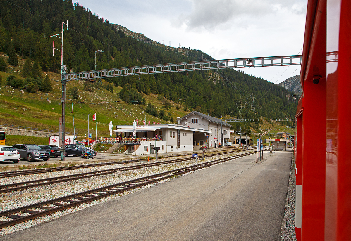 Der MGB Bahnhof Oberwald (1.365 m ü. M.) im Kanton Wallis (VS) an der Furka-Oberalp-Bahn am 07.09.2021.

Oberwald ist das erste Dorf am Anfang des Goms. Es liegt am Fuße der Alpenpässe Furka und Grimsel. Hier beginnt und endet der Autoverlad durch den Furkatunnel. Die Bewohner von Oberwald leben vor allem vom Tourismus und von der Viehzucht. 

Das Westportal des Furka-Basistunnels liegt etwa 1,5 km weiter östlich vom Bahnhof, das Portal das man hier sieht ist das Portal des 673 m langen Umgehungstunnels (Stephan-Holzer-Tunnel) beim Bahnhof Oberwald. Beim Bahnhof findet die Autoverladung für den Transport durch den Furka-Basistunnels nach Realp (Uri) statt. Die Fahrt dauert knapp 20 Minuten und ermöglicht im Sommer eine Zeitersparnis gegenüber der 45-minütigen Fahrt über den Furkapass. Im Winter kann der Pass natürlich auch geschlossen sein.

Gegenüber dem MGB Bahnhof (hier rechts vom Bild) beginnt die Furka-Bergstrecke der DFB Dampfbahn Furka-Bergstrecke (Museumsbahn) nach Gletsch und Realp.