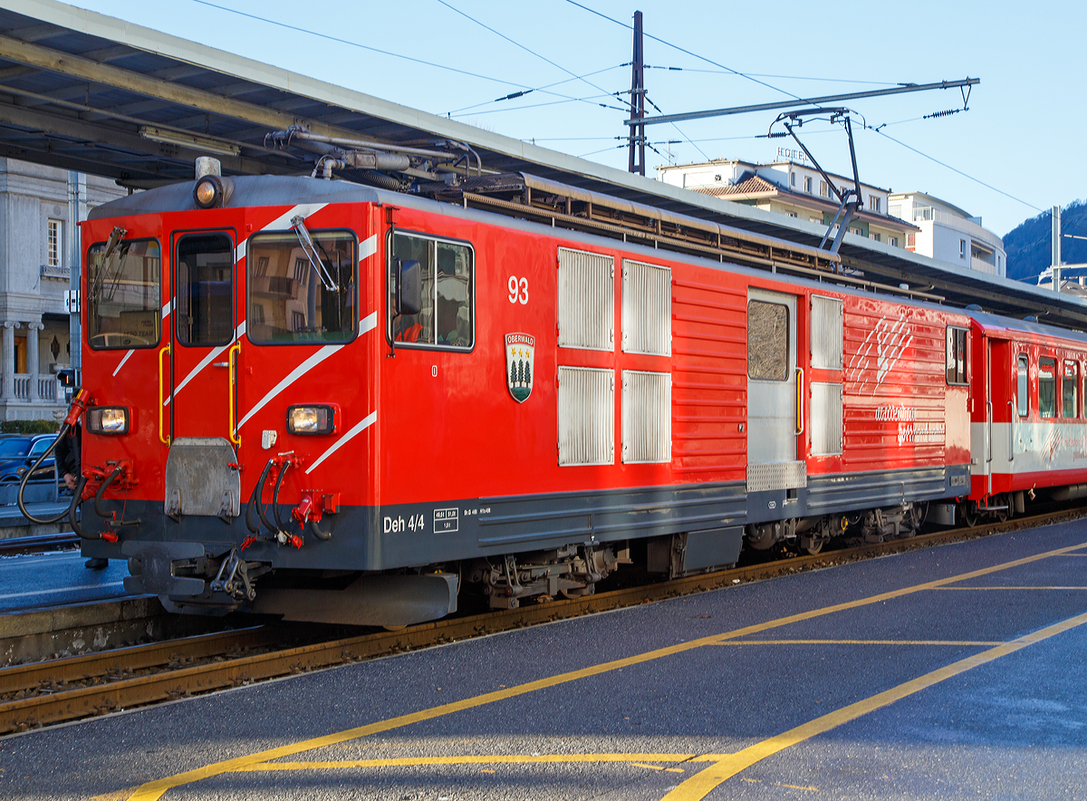 
Der MGB Deh 4/4 II - 93 „Oberwald“ am 30.12.2015 mit einem Regionalzug in Brig. 

Der Gep�cktriebwagen wurde 1979 von SLM (mechanischer Teil, Lokomotivkasten) und BBC (elektrische Ausr�stung) gebaut.

Der Deh 4/4 II ist ein schmalspuriger Gep�cktriebwagen der Matterhorn-Gotthard-Bahn (MGB) f�r Adh�sions- und Zahnradbetrieb.

Weil die Furka-Oberalp-Bahn (FO) mit den Deh 4/4 I gute Erfahrungen gemacht hatte, beschaffte sie die Deh 4/4 II als Nachfolger. Im Zuge des Zusammenschlusses der FO mit der BVZ kamen sie zur neuen Gesellschaft Matterhorn-Gotthard-Bahn, wo sie nur noch als Deh 4/4 bezeichnet und, wenn n�tig, anhand der Seriennummern 2.., 5.. und 9.. unterschieden werden.

Technische Daten:
Spurweite: 1.000 mm
Achsformel: Bo’Bo’
L�nge �ber Puffer: 15.500 mm
Drehzapfenabstand: 8.800 mm
Achsabstand im Drehgestell: 2.790 mm
Gr��te Breite: 2.683 mm
Gr��te H�he (bei abgesenkten Stromabnehmer): 3.880 mm
Leergewicht: 49,5 t (davon Mechanischer Teil 28 ,5 t)
Dienstgewicht: 51,0 t
Maximale Zuladung: 1,5 t
H�chstgeschwindigkeit: Adh�sion 60 km/h / Zahnstange 30 km/h
Stundenleistung: 1.032 kW
Dauerleistung: 936 kW
Stundenzugkraft am Rad: 117,2 kN
Dauerzugkraft am Rad: 101,2 kN
Maximale Zugkraft am Rad: 247,2 kN
Stromsystem: 11 kV 16,7 Hz AC
Anzahl der Fahrmotoren: 4

