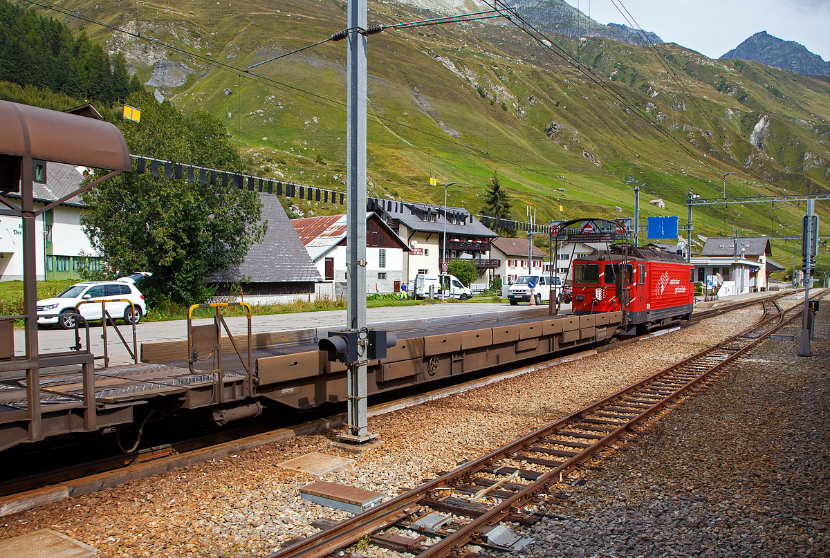 Der MGB Sklv 4806 Rampenwagen (Auffahrwagen) der Matterhorn-Gotthard Bahn, ex FO Sklv 4806 (Furka-Oberalp Bahn), der Serie 4801bis 4806 für den Transport durch den Furka-Basistunnel am 07.09.2021 beim Bahnhof Realp (1.538 m ü. M.), hinter der die MGB Ge 4/4 III - 81 „Wallis“.

Für die Autoverladung werden während des Verladevorgangs die Rampenwagen mit einer pneumatisch-mechanischen Abstützvorrichtung mit 4 Stützen gesichert. Die seitlich angebrachten Übergangsbleche werden ebenfalls pneumatisch-mechanisch ein- oder ausgefahren. 

Für die ROLLENDE STRASSE durch den Furka-Basistunnel beschaffte die Furka-Oberalp Bahn 1980 zwei komplette Zugkompositionen jeweils bestehend aus einer Zuglok Ge 4/4 III 81 oder 82, 2 Rampenwagen, 6 Transportwagen (Verladewagen) und 1 Steuerwagen. Seit der Wintersaison 1982 verkehren diese Züge mit hoher Auslastung. Die Gesamtlänge des Zuges beträgt 201 Meter. Um auch Busse und LKW durch den Tunnel transportieren zu können, wurde das entsprechende Wagenprofil der Vollspur von SBB bzw. BLS gewählt. Die maximale, nutzbare Höhe beträgt 4,50 Meter und die Breite 2,70 Meter.

Da die Verladungen auch im Umfahrtunnel Oberwald stattfinden, erhielten die Wagen seitliche Leuchtstoffröhren. Die Wagen sind für die im Tunnel geltende Höchstgeschwindigkeit von 90 Km/h ausgelegt.
Bei Ausfall einer Ge 4/4 III ist es möglich, die Kompositionen auch mit HGe 4/4 I, HGe 4/4 II, Deh 4/4 I oder Deh 4/4 II zu führen. Mitte der Neunzehnhundert-Achtziger Jahre wurde eine komplette Wagengarnitur nachbestellt. Nach Fusion der FO und der BVZ am 1.1.2003 zur Matterhorn-Gotthard Bahn sind alle Fahrzeuge auf die MGB umgezeichnet worden.

TECHNISCHE DATEN:
Vierachsiger Auffahrwagen (Rampenwagen)
FO, Serie Sklv, Nr. 4801 - 4807
Anzahl: 7
Baujahr:  1980 und 1984
Hersteller:  SWS Schieren
Gewicht:  21,4 t
Ladegewicht:  20 t
Ladefläche:  53,0 m²
Maximale Ladehöhe:  3.400 mm
Breite des Wagenkastens:  2.900 mm
Höchstgeschwindigkeit:  90 km/h
Bremsen:  Oe, Laü, mFB, VL