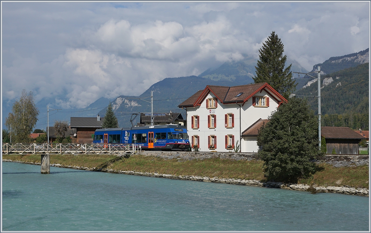 Der MIB GTW Be 2/6 13 verlässt nach einem kurzen Halt die Haltestelle Aareschlucht West und fährt nach Innertkirchen weiter. 
Der schmucke Zug war gut zwanzig Jahre lang als MVR Be 2/6 7004  Montreux  bei der CEV und MOB unterwegs.

22. Sept. 2020