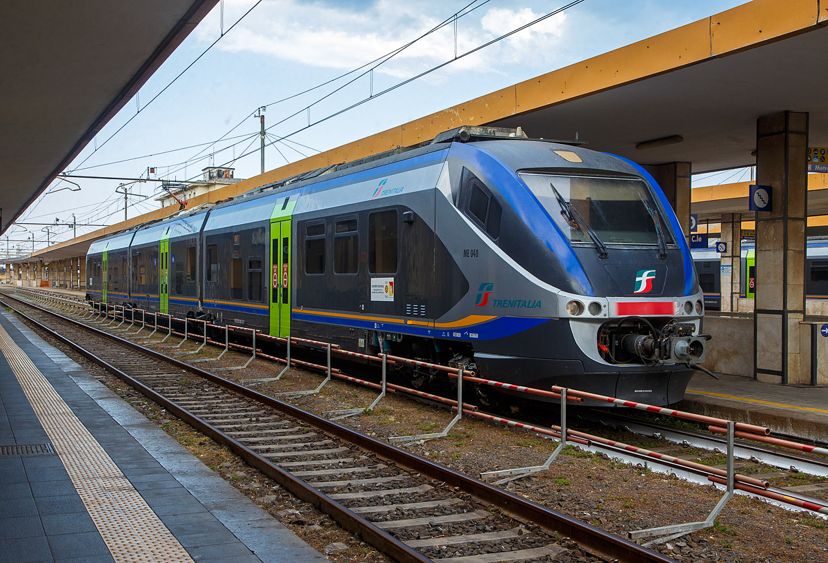 Der Minuetto ME 040 ist als R 5518 nach Bicocca am 19.07.2022 in den Bahnhof Catania Centrale eingefahren, nach ca. 10 Minuten geht es (zurück) zum Zielbahnhof Bicocca. 

Der Zugumlauf ist schon sehr ungewöhnlich, wie folgt: Siracusa 16:01 - Augusta 16:21 - Lentini 16:43 - Bicocca (ohne Halt) - Catania Aeroporto Fontanarossa 17:00 - Catania Centrale 17:08 - Catania Aeroporto Fontanarossa 17:24 - Bicocca 17:31. So fährt der Zug erst ohne Halt durch Bicocca nach Catania Centrale, dann von dort nach Fahrtrichtungswechsel nach Bicocca und anschließend 
fährt er leer wieder nach Catania Centrale. 