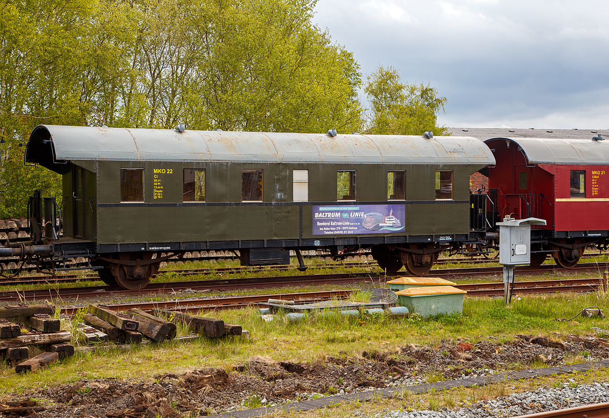 Der MKO 22 (heutige UIC-Nr. 75 80 2429 377-1 D-MKO), ein zweiachsiger Personenwagen (Ci-Donnerb�chsen, ehemaliger zweiachsigen Einheits-Personenwagen der Deutschen Reichsbahn), der MKO - Museumseisenbahn K�stenbahn Ostfriesland e. V. am 01.05.2022 auf dem Museumsareal in Norden, gleich neben dem Bahnhof Norden.

Diese Donnerb�chse wurde in mehrj�hriger Arbeit von Vereinsmitgliedern und ABM- Mitarbeitern aufgearbeitet und hauptuntersucht. Im Jahr 2007 wurde der Wagen in den Einsatzbestand �bernommen.

TECHNISCHE DATEN:
Hersteller: unbekannt
Baujahr: 1930
Spurweite: 1.435 mm (Normalspur)
Bauart: Ci-29
ehem. Wagennummer: unbekannt
Anzahl der Achsen: 2
L�nge �ber Puffer: 13.920 mm
Wagengewicht: 20.600 kg
Sitzpl�tze: 56
