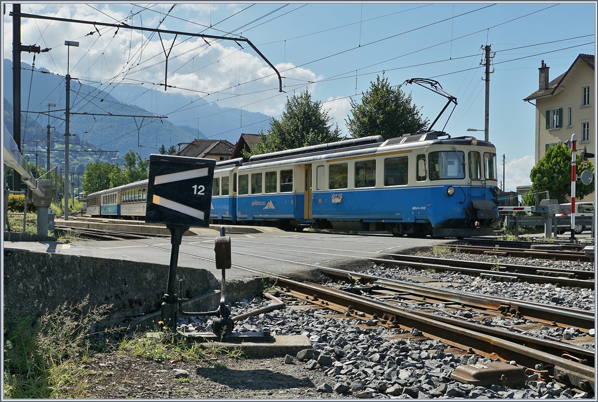 Der MOB ABDe 8/8 4002  VAUD  verlässt Chernex Richtung Montreux.
11. Aug. 2016