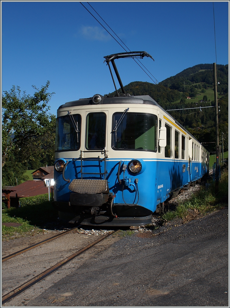 Der MOB ABDe 8/8 4003  BERN  beim Halt in Cornaux.
13. Sept. 2014