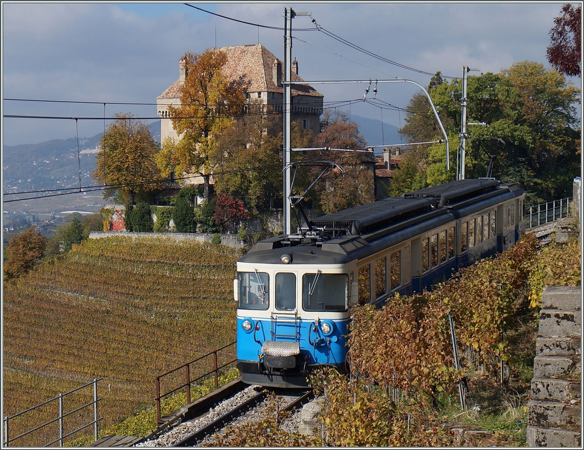 Der MOB ABDe 8/8 4004  Fribourg  im Regionalzugeinsatz als 2331 von Fontanivent und Montreux kurz nach Le Châtelard VD. 
23. Okt. 2015
