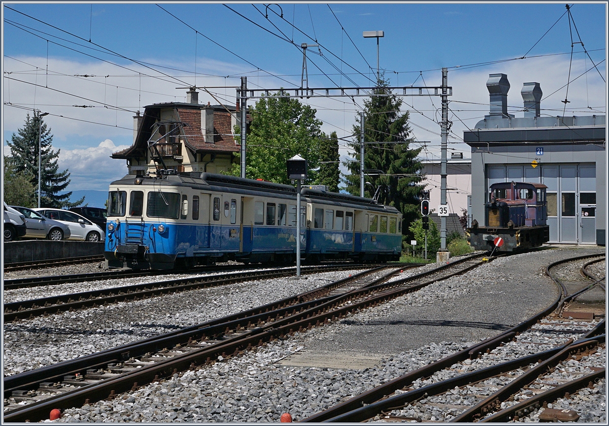 Der MOB ABDe 8/8 4004  Fribourg erreicht als Leermaterialzug Chernex und wird als Regionalzug 2327 nach Montreux zurück fahren.
30. Juni 2017
