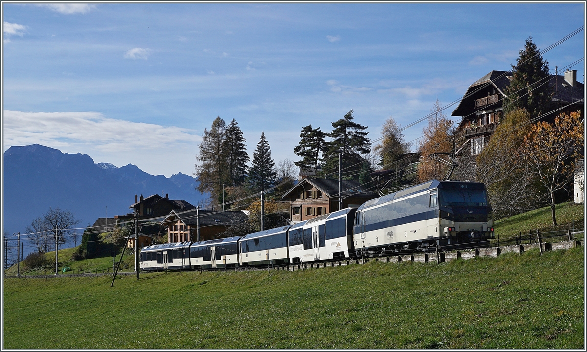 Der MOB Alpina ABe 4/4 9303 verlässt mit ihrem Zug Les Avants. Am Schluss des Zuges läuft die Ge 4/4 8004 mit. 

13. November 2020