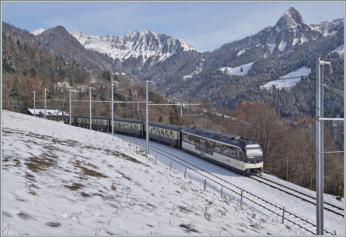 Der MOB ALPINA ABe 4/4 9303 (und die nicht zu sehende MOB Ge 4/4 8002) sind mit ihrem GoldenPass Belle Epoque PE 2219 bei Sendy-Sollard unterwegs. 

9. Januar 2021