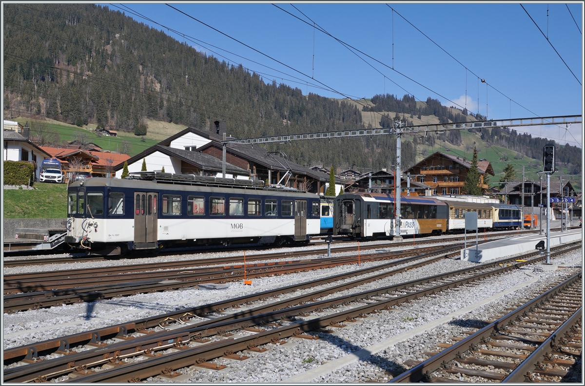 Der MOB Be 4/4 1007 (ex Bipperlisi) rangiert in Zweisimmen verschiedene MOB Reisezugwagen. 

14. April 2021