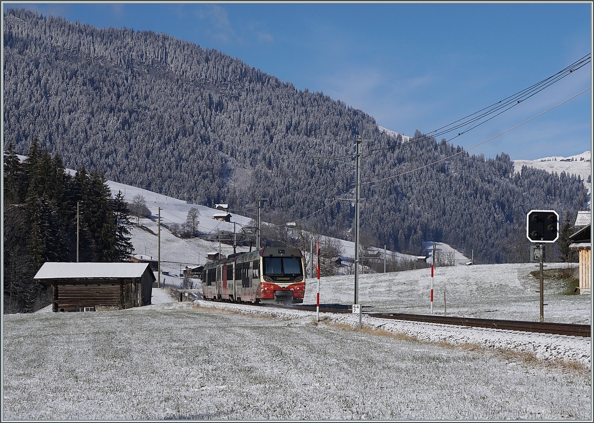 Der MOB Be 4/4 5002 (Lenkerpendel) im Werbekleid der Nankai Railways, eine sogenannte
Sister Railway der MOB, auf der Fahrt nach Zweisimen zwischen Stöckli und Blankenburg beim Einfahrvorsignal von Blankenburg.

3. Dez. 2020