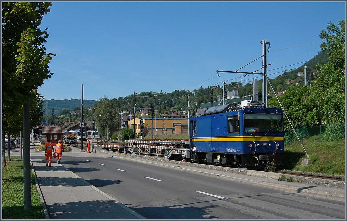 Der MOB Gem 2/2 2503 bringt auf der Strecke mit Weichen beladene Flachwagen nach Blonay. 16. August 2018